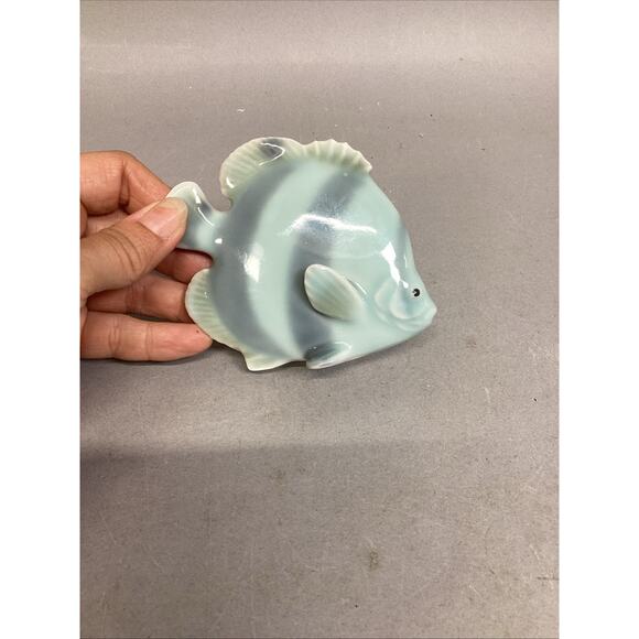Vintage Porcelain Blue Fish Figurine - 4.25x1.5x3.25” - Picture 8 of 12